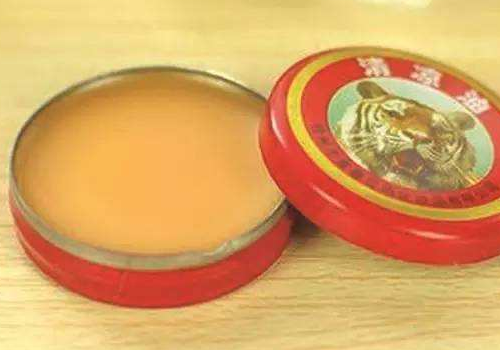 宝宝可以擦清凉油吗 睡觉头出汗是热吗