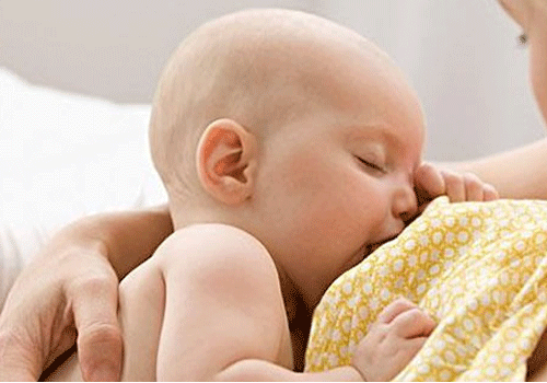 喂奶乳头痛是怎么回事 正确的喂奶姿势是怎样的