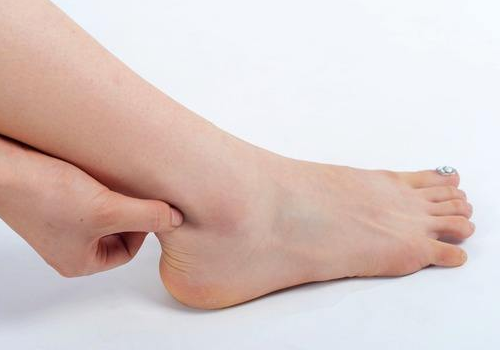 孕妇脚肿如何按摩 可以用热水泡脚吗