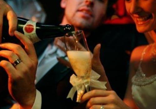 伴郎如何帮新郎挡酒 高招有哪些