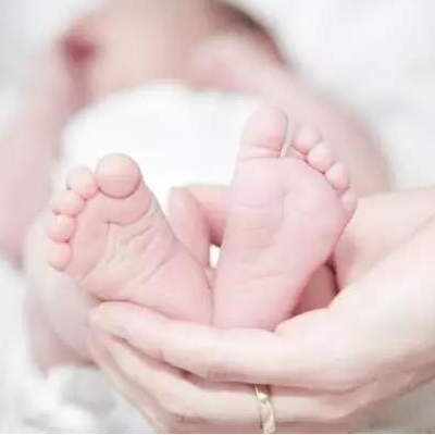 初生婴儿第一次应该由谁抱回家 产妇可以吗