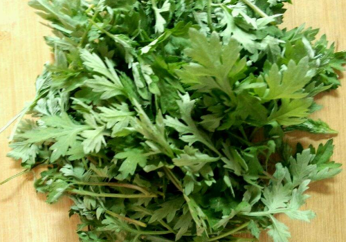 端午节门前挂艾草时间 在早晨还是晚上