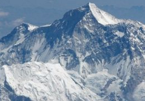 珠穆朗玛峰是哪个国家的 高多少米
