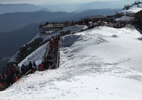 玉龙雪山和梅里雪山是同一个地方吗 哪个好玩