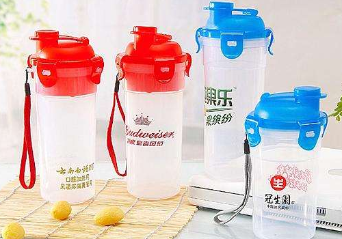 塑料杯可以放在微波炉里加热吗 可以装开水吗