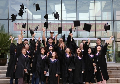 大学毕业为什么要扔帽子 为什么要穿学士服